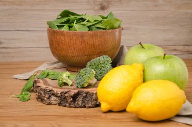 Kase, brokoli, limon ve elma bahar ıspanak yaprakları