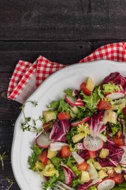 Karışık yeşillik, turp, peynir ve domates bir pl ile taze salata