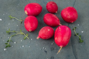 Antika arka plan üzerinde taze turp. Sağlıklı sebze.