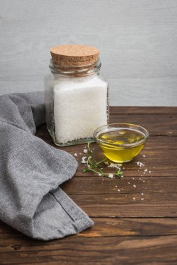 Zeytinyağı kekik ve tuz çiçek ahşap arka plan üzerinde. 