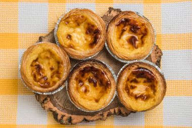 Pasteis de nata, tipik Portekizce Lisbo üzerinden ekşi hamur işleri yumurta.