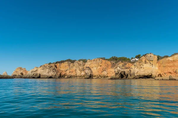 Escénicos acantilados dorados cerca de Alvor, Portimao, Algarve —  Fotos de Stock