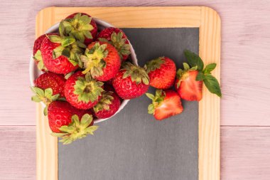 Slate üzerinde kase taze çilek.