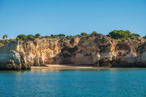 Malebné zlatých útesech poblíž Alvor, Portimao, Algarve — Stock fotografie