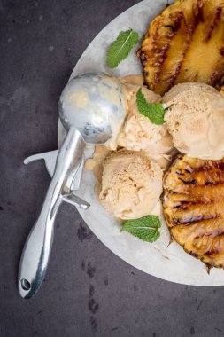 Vanilyalı dondurma ve nane yaprakları ile ızgara ananas