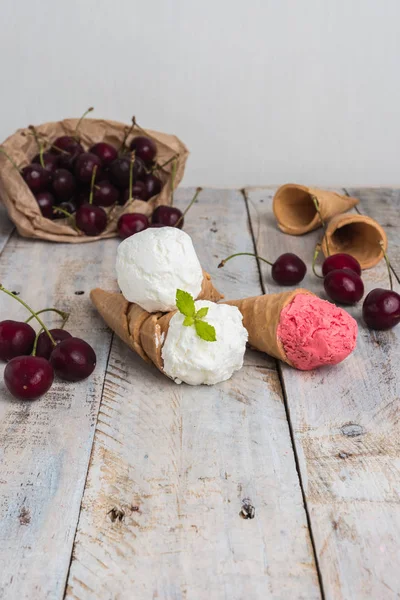 Traditionelle Waffelkegel für Eis auf Holztisch. — Stockfoto