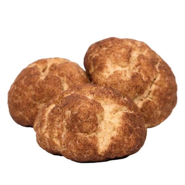 Beyaz arka plan üzerinde izole tarçın ile ev yapımı kurabiye