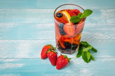 Detoks meyveli aromalı su. 