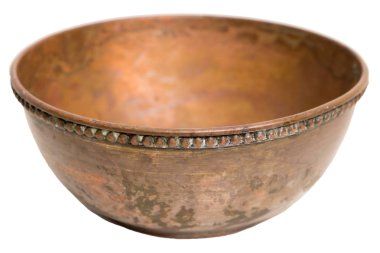 Beyaz izole eski vintage bakır kase el yapımı.