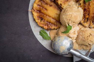 Vanilyalı dondurma ve nane yaprakları ile ızgara ananas