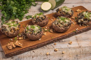 Sebze ve peynir ile doldurulmuş mantar kapaklar