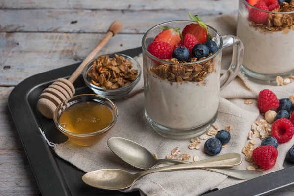 Парфе на завтрак с домашней мюсли, свежими фруктами и йогуртом — стоковое фото