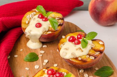 Lezzetli ızgara tatlı şeftali.