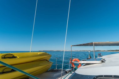 Yelkenli tekne ve kürek kurulları ayağa. Geniş açı görünümünde