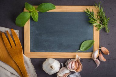 Metni, taze Bahçe otlar taş masada yazı tahtası. Ticari Etkinlik raporu