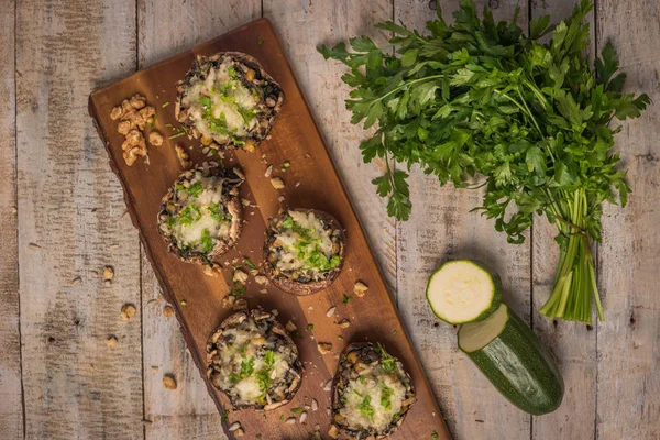 Sebze ve peynir ile doldurulmuş mantar kapaklar