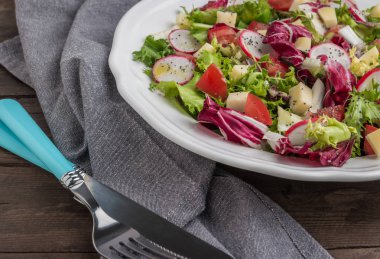 Karışık yeşillik, turp, peynir ve domates bir pl ile taze salata