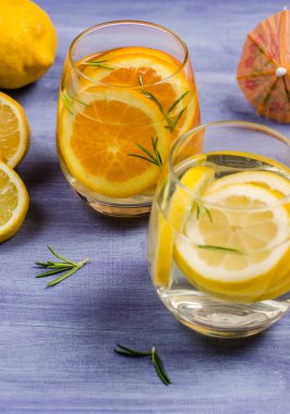 Detoks meyveli aromalı su. 