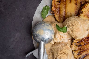 Vanilyalı dondurma ve nane yaprakları ile ızgara ananas.