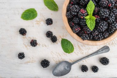 Böğürtlen ve nane yaprakları ile kase