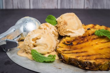 Vanilyalı dondurma ve nane yaprakları ile ızgara ananas