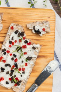 Meze ekmek peynir, kırmızı biber, zeytin ve kekik ile. 