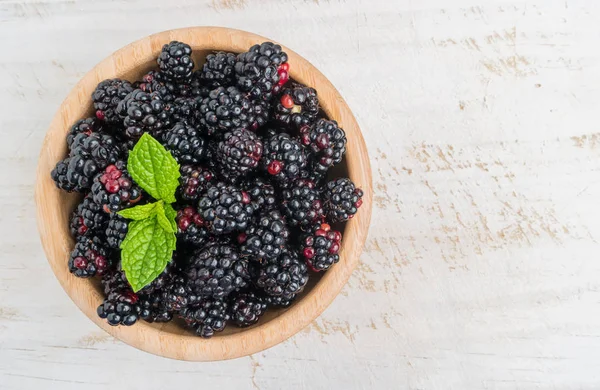 Böğürtlen ve nane yaprakları ile kase