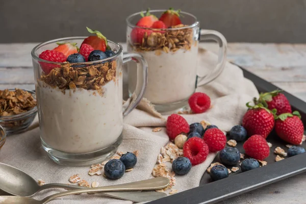 Парфе на завтрак с домашней мюсли, свежими фруктами и йогуртом — стоковое фото