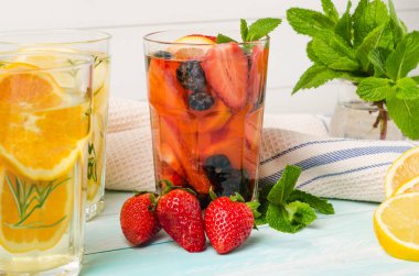 Detoks meyveli aromalı su. 