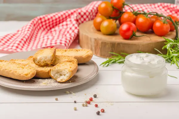 ローズマリー、スウェーデン トースト クリームと有機ミニトマト — ストック写真