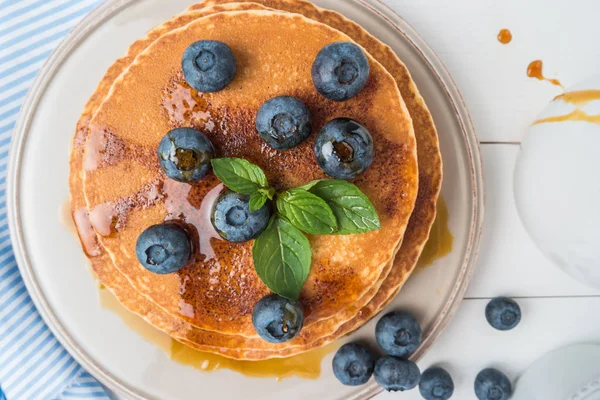 Stapelweise Pfannkuchen mit frischem Blaubeer- und Karamellsirup — Stockfoto