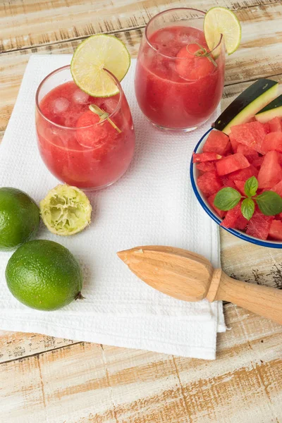 Zumo fresco de sandía con hojas de menta y cítricos de lima — Foto de Stock