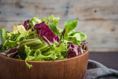 Salata karışımı ile rucola. Taze sebze salatası, sağlıklı gıda, sala