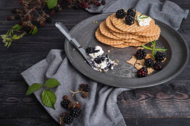 Sağlıklı kahvaltı. Yabani böğürtlen ile Belçika waffle