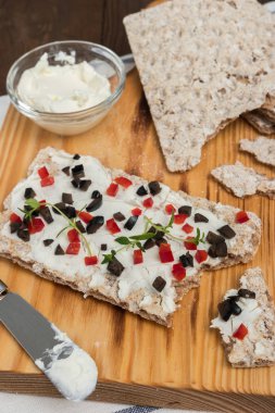 Meze ekmek peynir, kırmızı biber, zeytin ve kekik ile. 