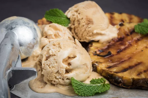 Vanilyalı dondurma ve nane yaprakları ile ızgara ananas