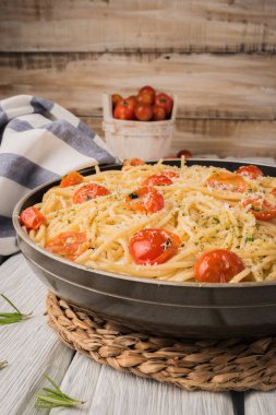 Spagetti makarna domates ve maydanoz ahşap tablo