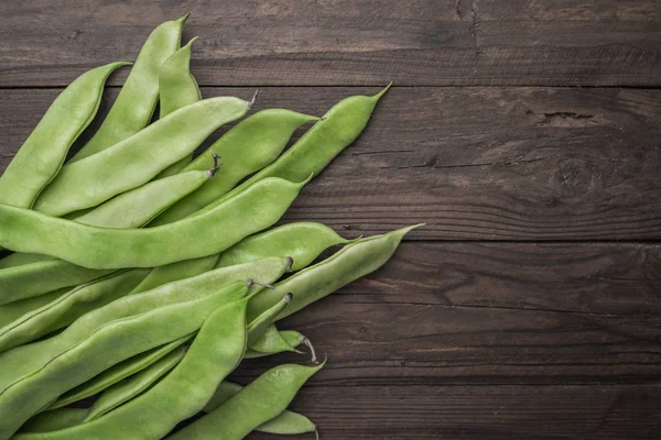 Tablo taze fasulye yığını. Yeşil koşucu fasulye.