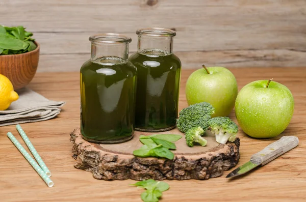 Cam, ıspanak yaprakları yeşil taze yapraklı yeşil smoothie, 