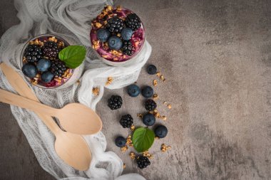 Chia puding parfe böğürtlen ve blueberry smoothie bir