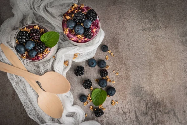 Chia puding parfe böğürtlen ve blueberry smoothie bir