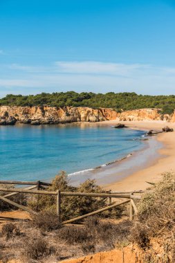 Alvor, Portimao, Algarve yakınındaki doğal altın kayalıklarla