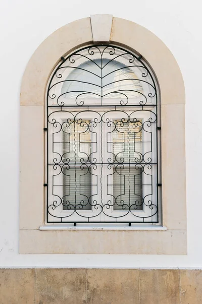 Νίκαια vintage παράθυρο στον λευκό τοίχο — Φωτογραφία Αρχείου