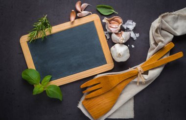 Metni, taze Bahçe otlar taş masada yazı tahtası. Ticari Etkinlik raporu