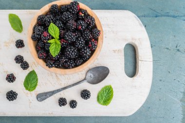 Böğürtlen ve nane yaprakları ile kase