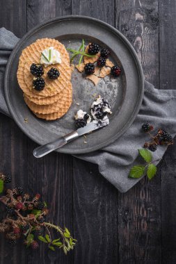Sağlıklı kahvaltı. Yabani böğürtlen ve cr ile Belçika waffle