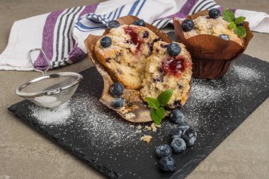 Pudra şekeri ve taze böğürtlenli yabanmersinli kek.