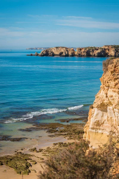Alvor, Portimao, Algarve yakınındaki doğal altın kayalıklarla