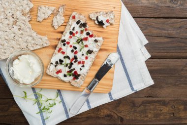 Meze ekmek peynir, kırmızı biber, zeytin ve kekik ile. 