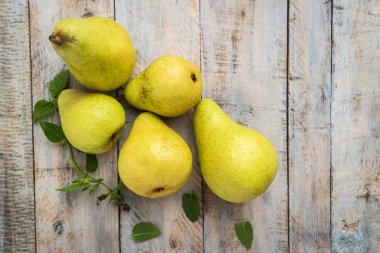 Eski ahşap üzerine taze organik armut. Meyve arka plan. Armut sonbahar s